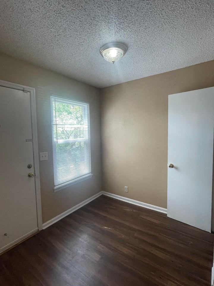 438 Roger Williams Ave - Photo 6 of 13