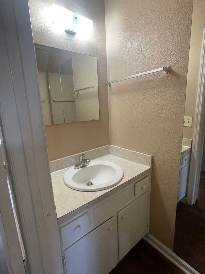 438 Roger Williams Ave - Photo 7 of 13