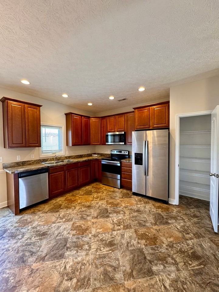 175 Cedar Point Ln - Photo 3 of 10