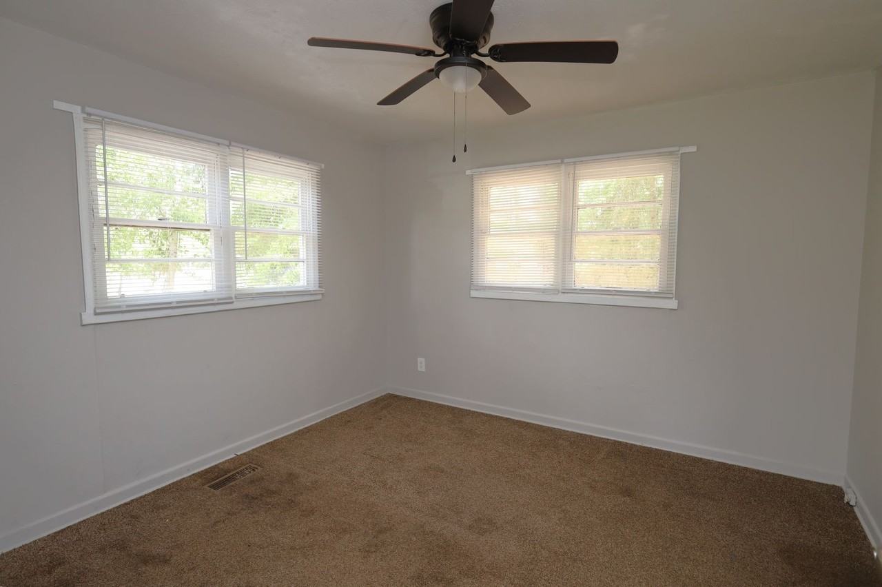 604 E Brookwood Dr - Photo 3 of 4