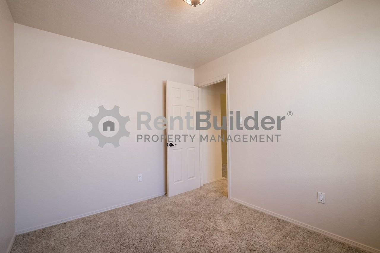 13157 Neon Ave Ne - Photo 3 of 20
