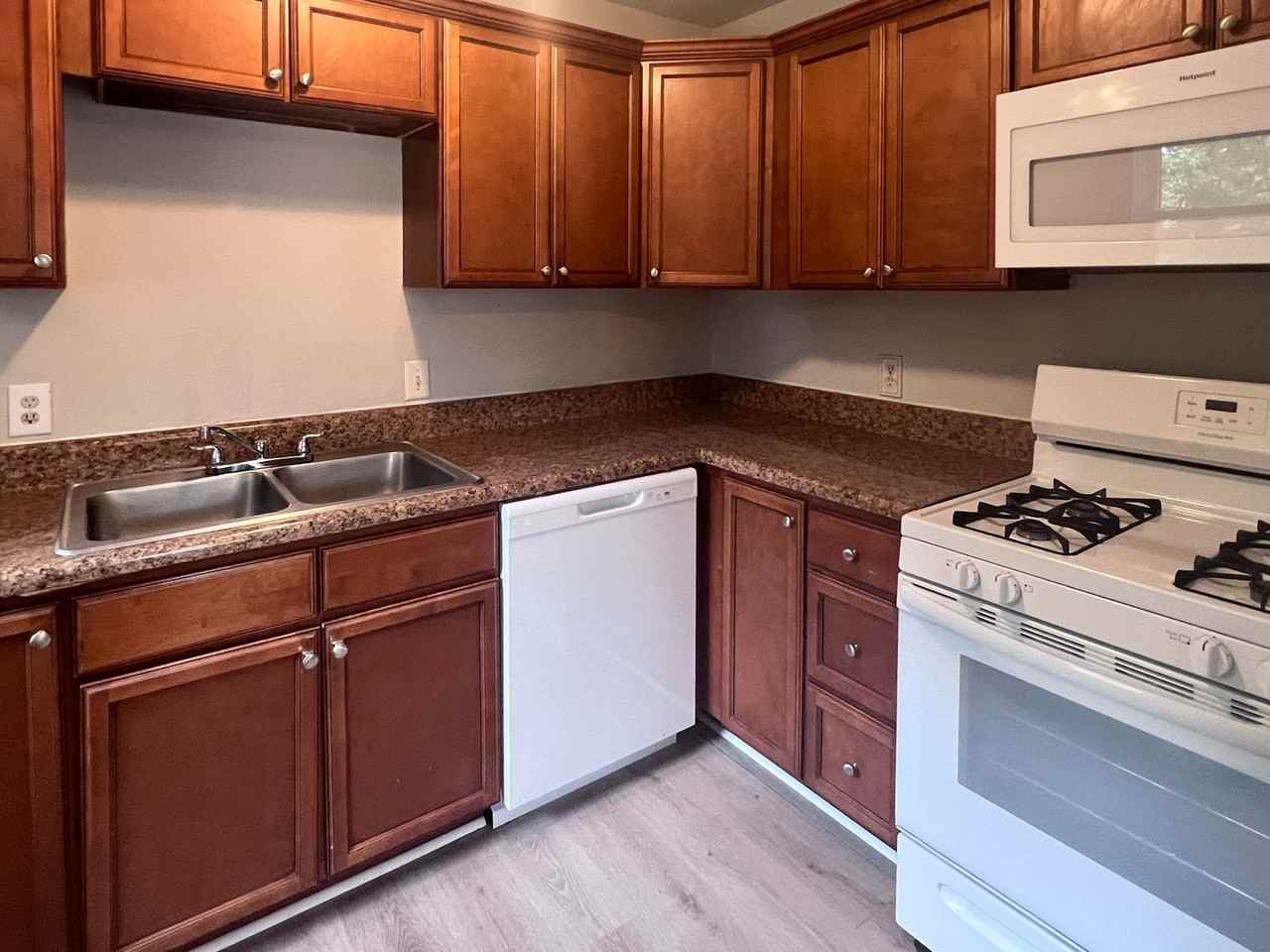 307 Walton St - Photo 4 of 8