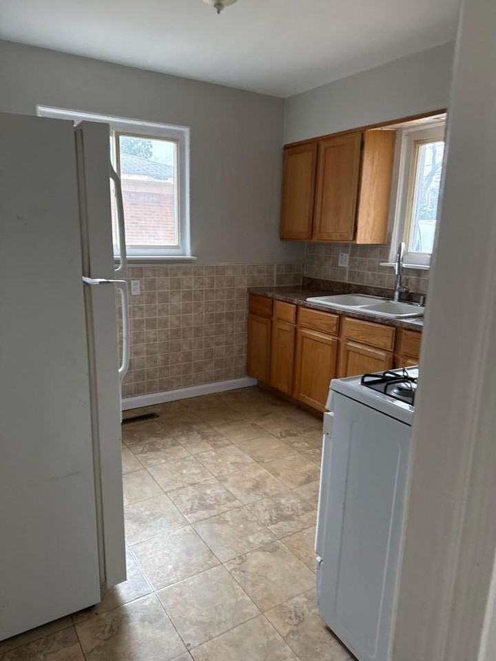 13001 Albany St - Photo 3 of 9