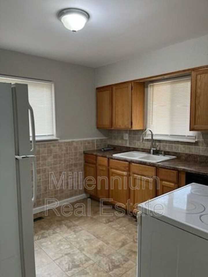 13001 Albany St - Photo 4 of 9