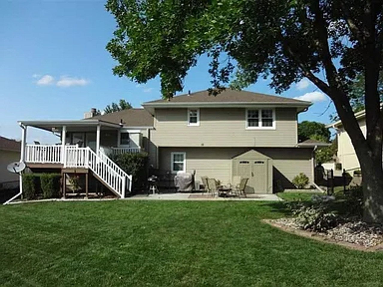 15017 Arbor St - Photo 2 of 21