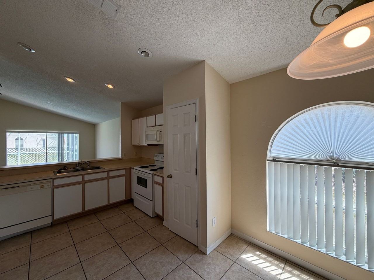 182 Kellygreen Ave - Photo 6 of 28