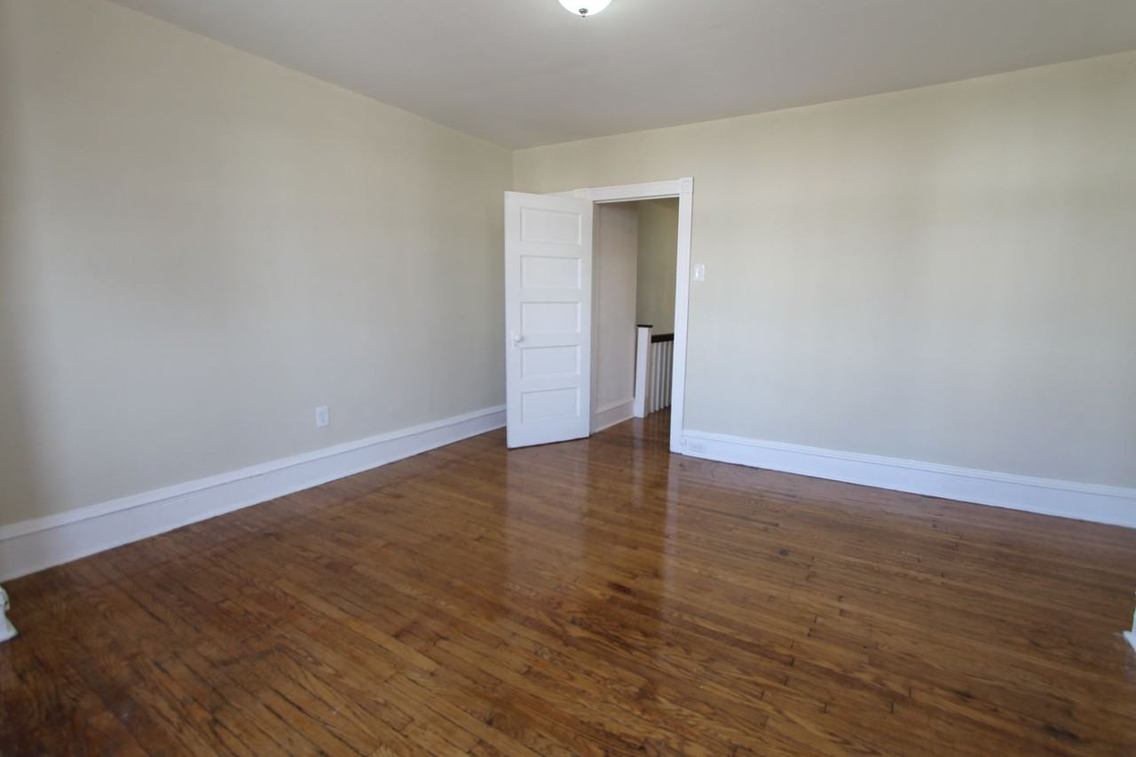 124 W Pomona St - Photo 4 of 32