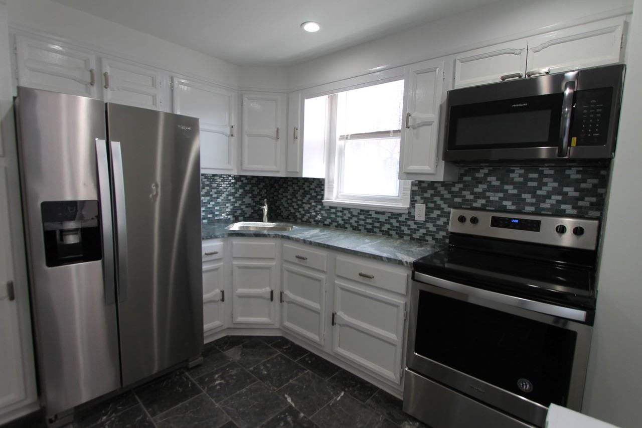 124 W Pomona St - Photo 6 of 32