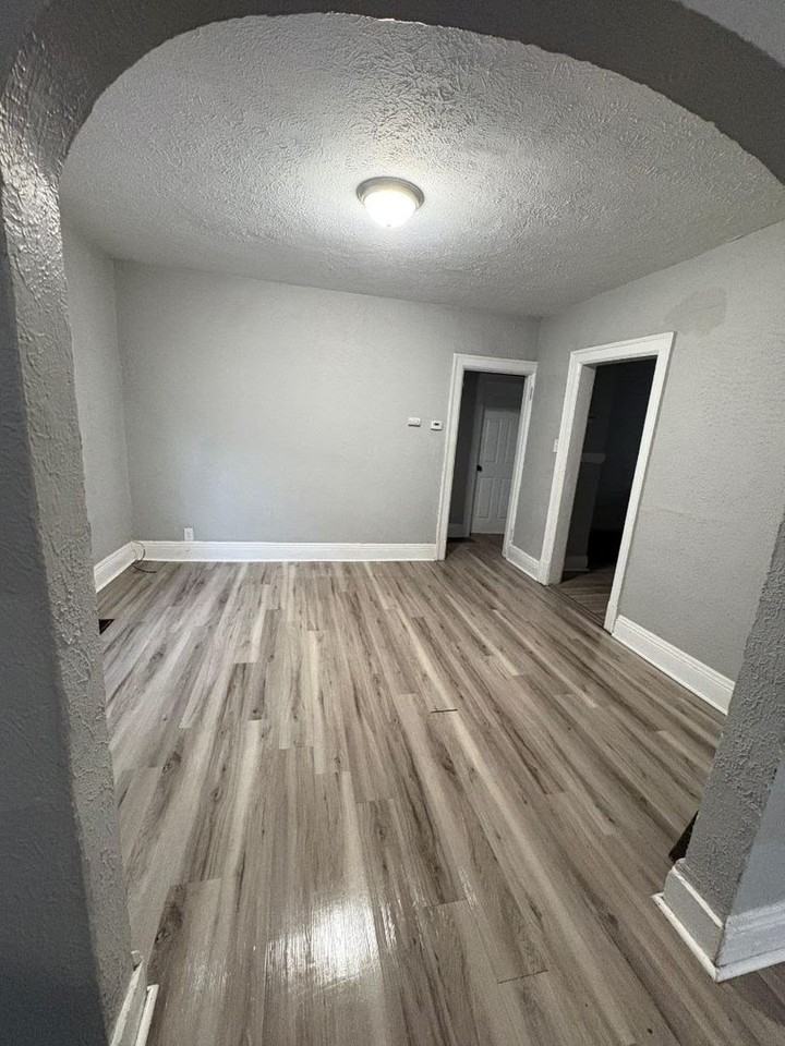 1045 N Elmer St - Photo 3 of 8