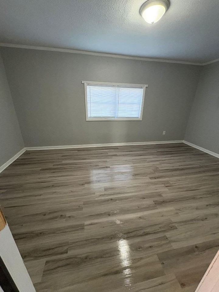 1045 N Elmer St - Photo 4 of 8