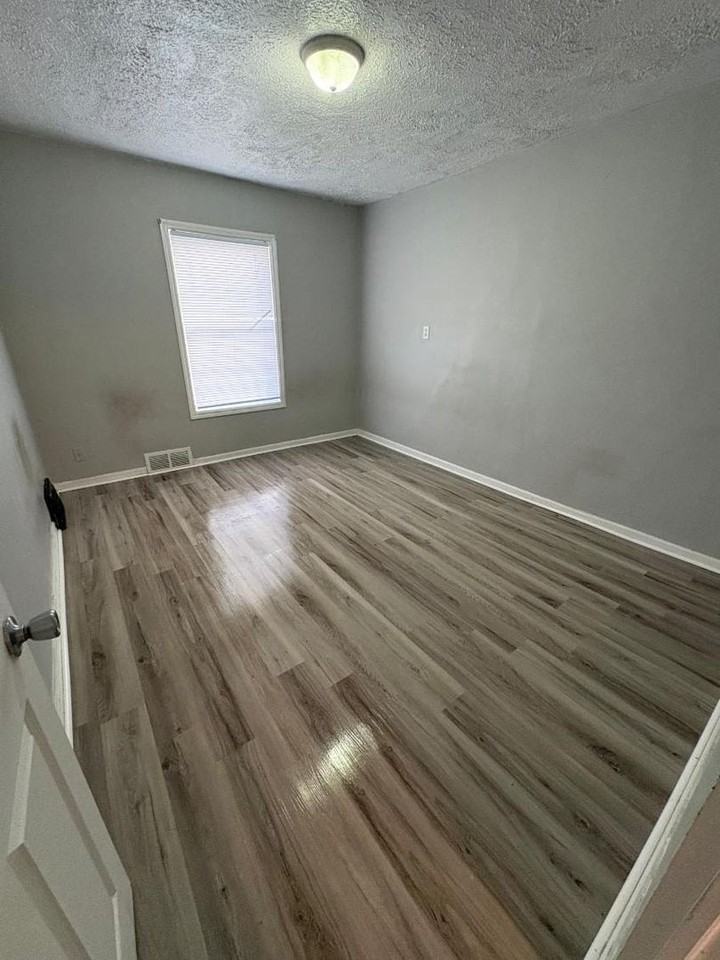 1045 N Elmer St - Photo 5 of 8