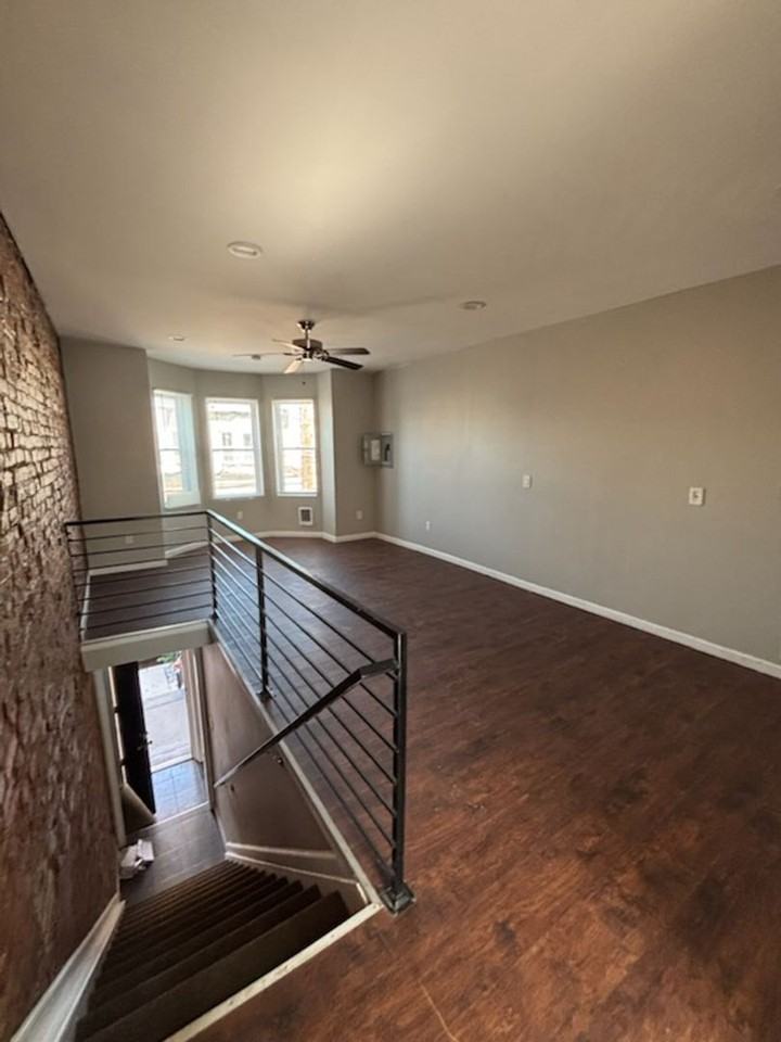 1854 Clarence St - Photo 3 of 7