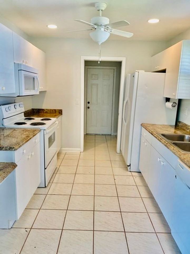 18477 Sunflower Rd - Photo 5 of 10