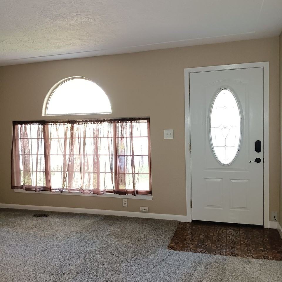 880 Judson St Se - Photo 2 of 26