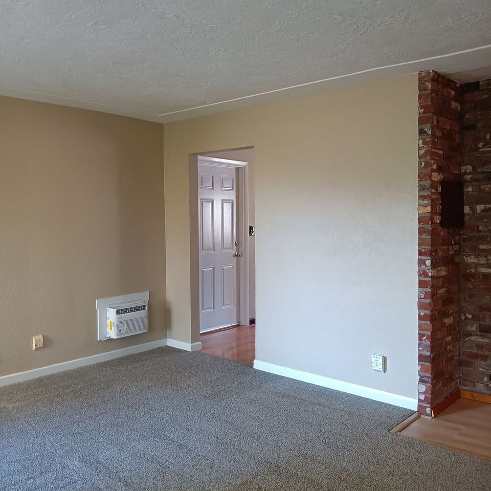 880 Judson St Se - Photo 4 of 26