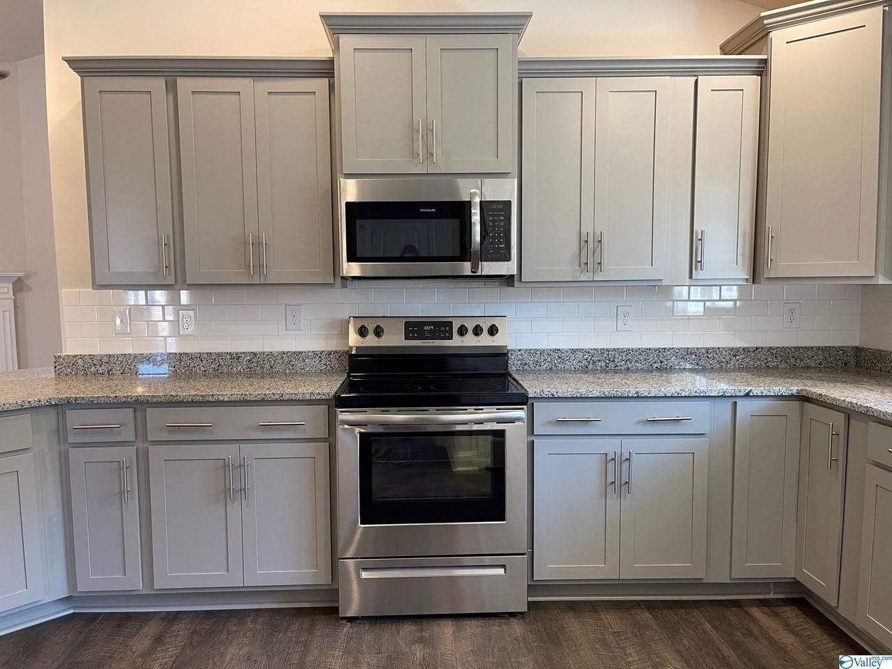 197 Abercorn Dr - Photo 2 of 8