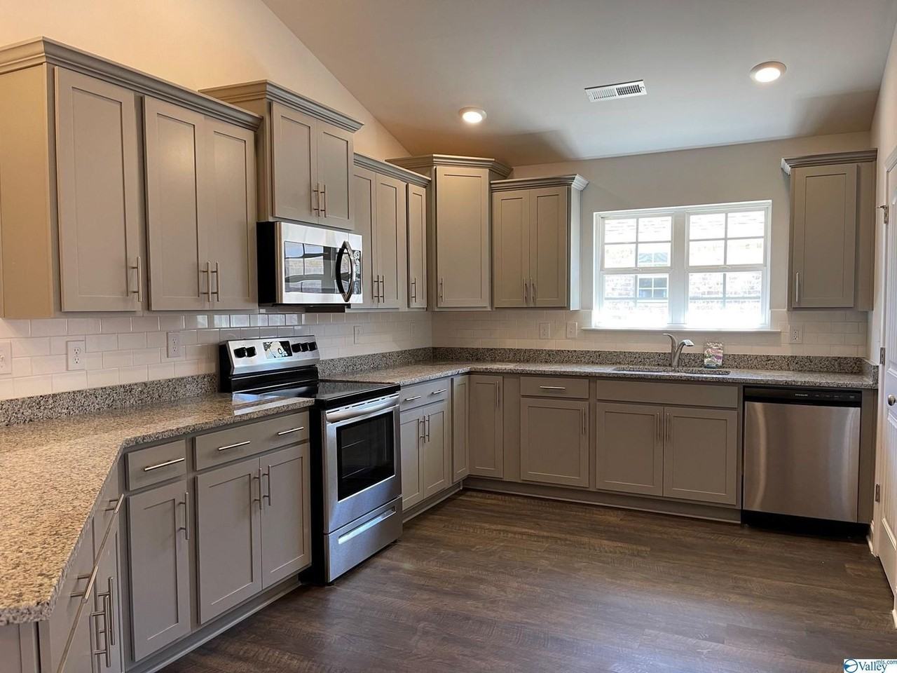 197 Abercorn Dr - Photo 3 of 8