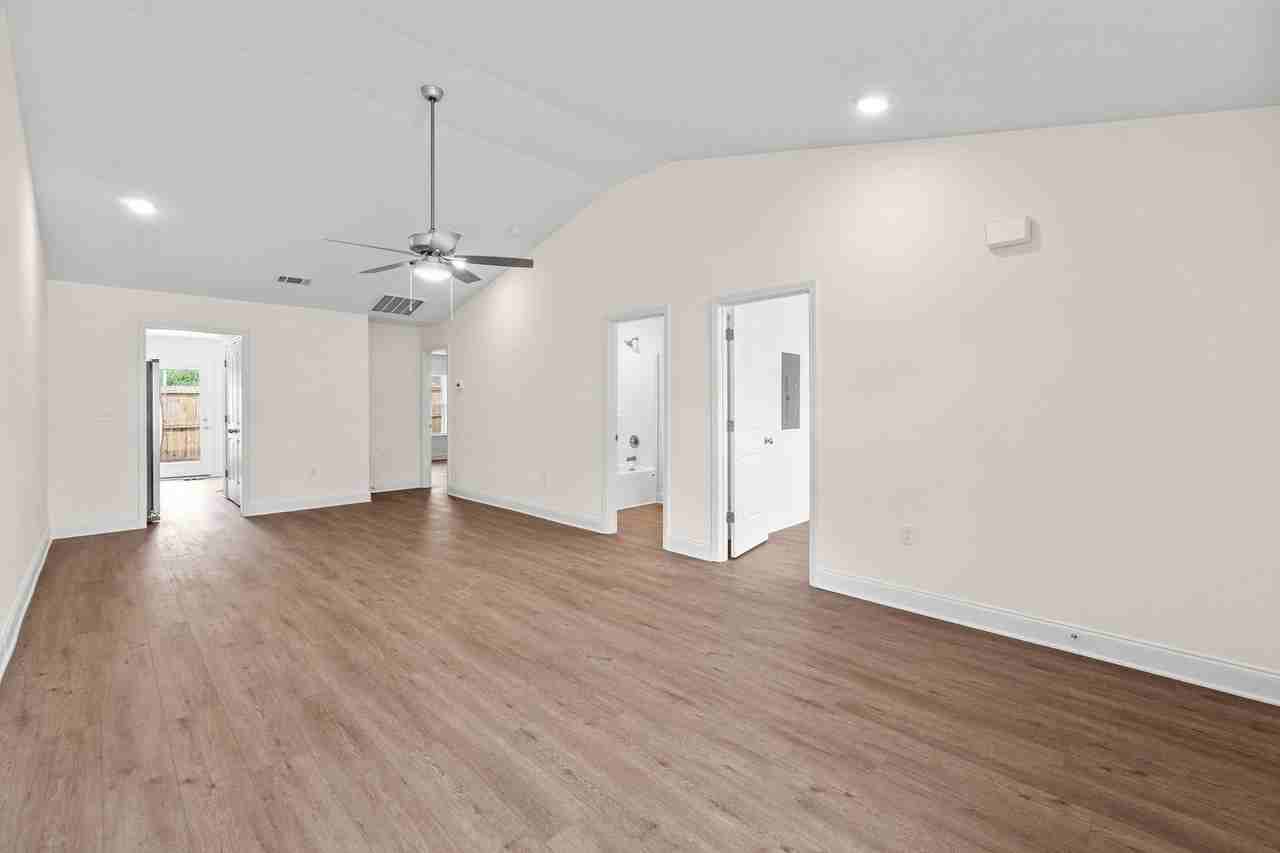 2219 Archer Ln - Photo 3 of 17