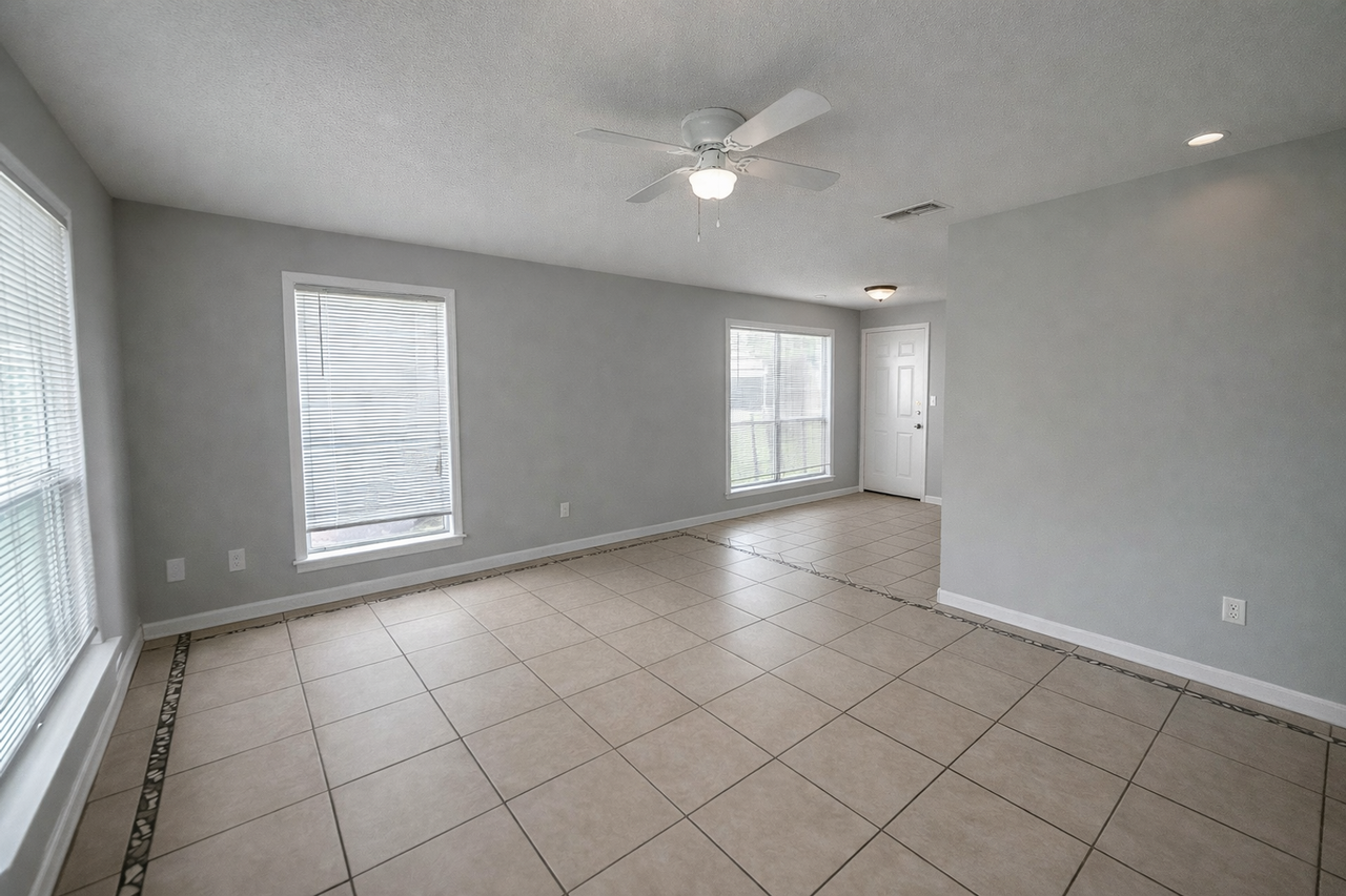 1105 E Austin Ave - Photo 2 of 10