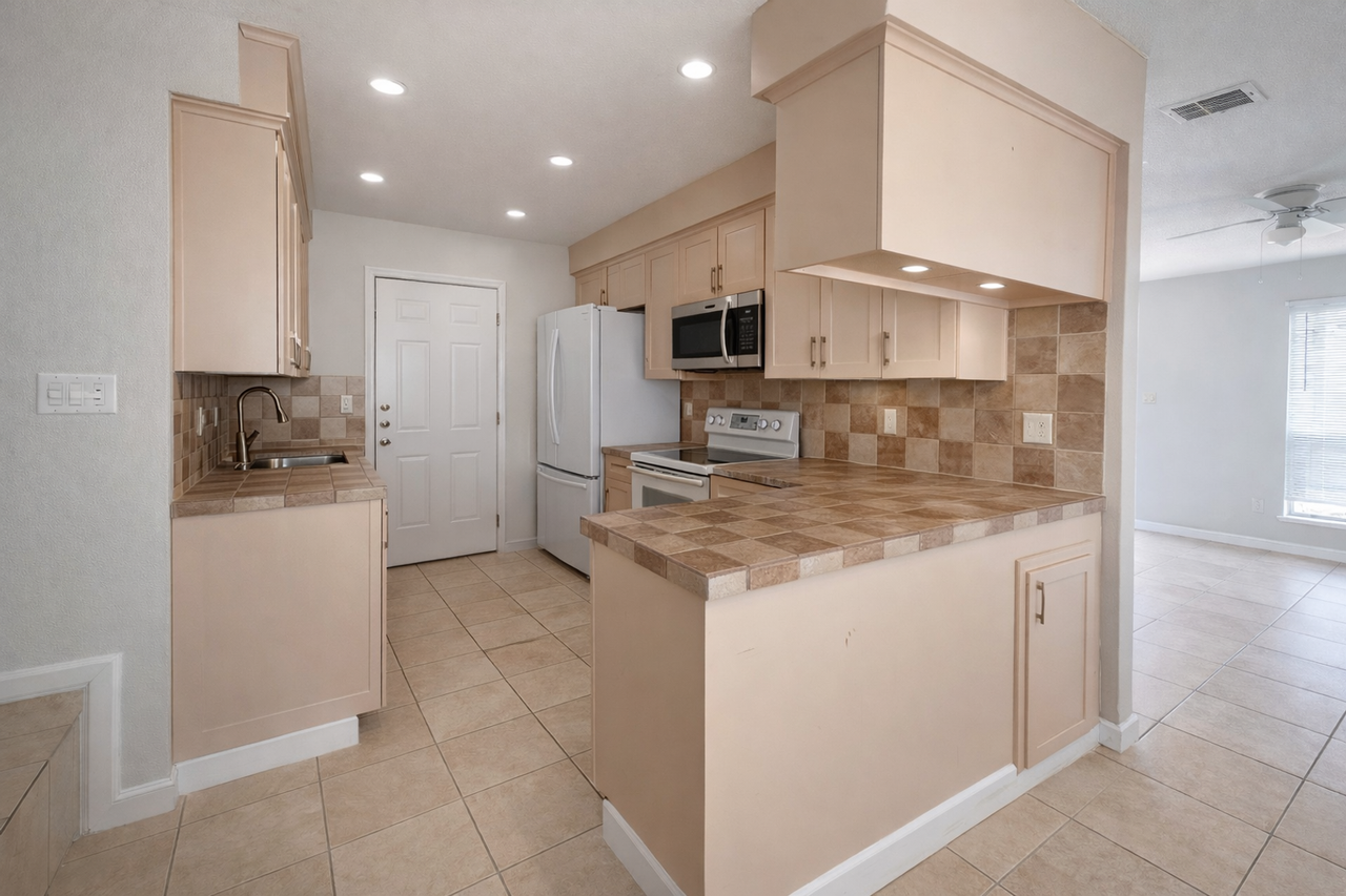 1105 E Austin Ave - Photo 4 of 10