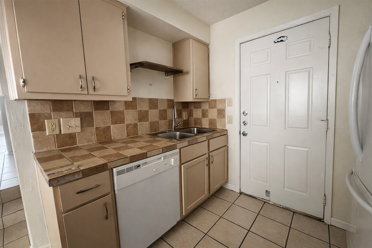 1105 E Austin Ave - Photo 6 of 10