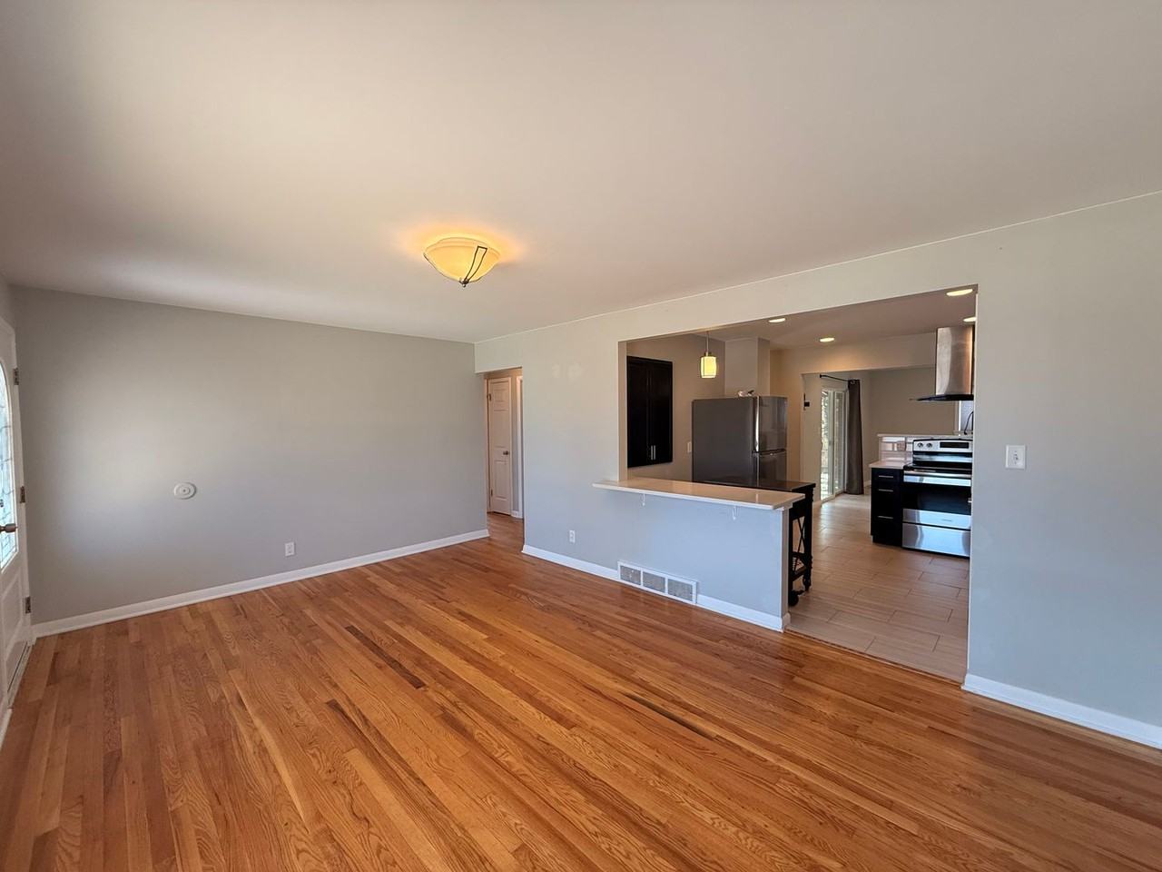 6911 Alan Dr - Photo 4 of 38