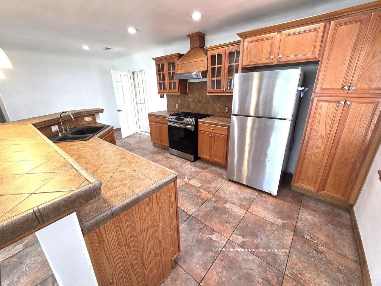 648 Auburn St - Photo 3 of 9