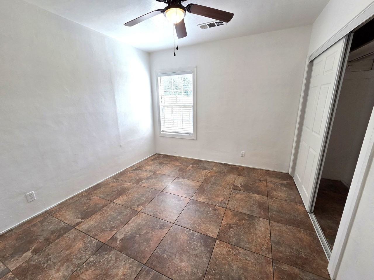 648 Auburn St - Photo 5 of 9