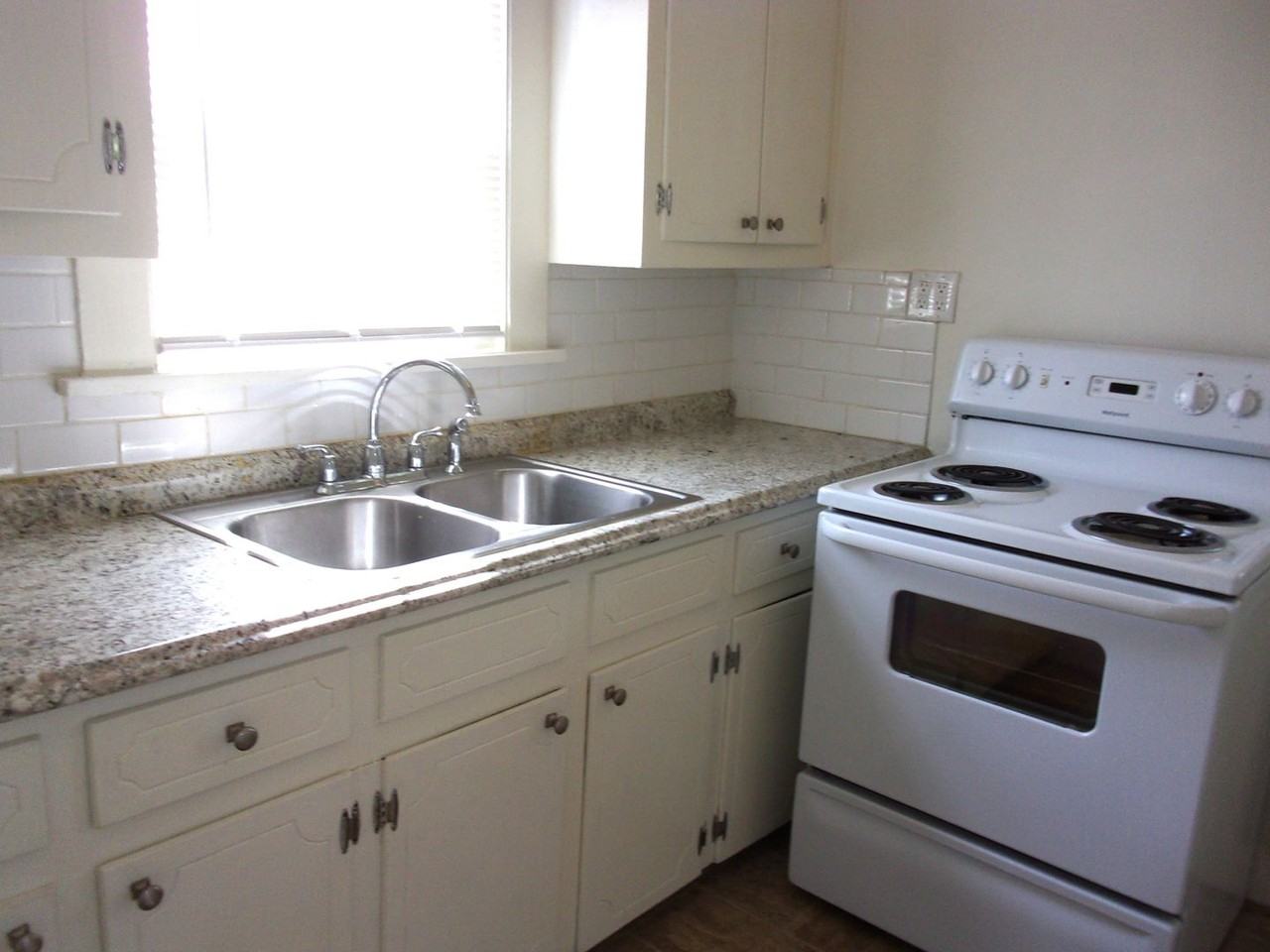 542 E Black St - Photo 7 of 15