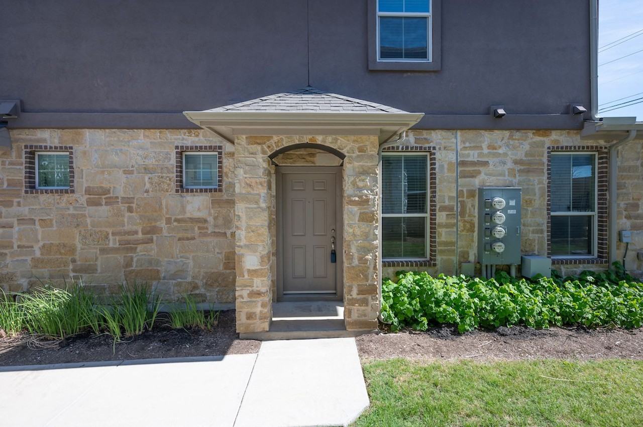 415 Epiphany Ln - Photo 4 of 24