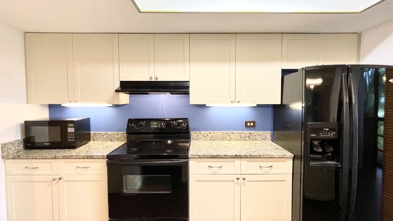 7539 Greenlake Way #B - Photo 3 of 20