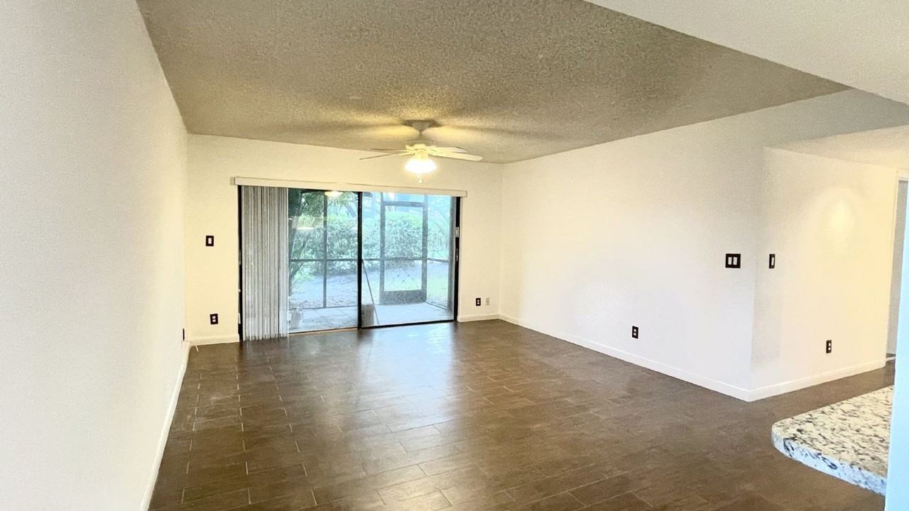 7539 Greenlake Way #B - Photo 7 of 20