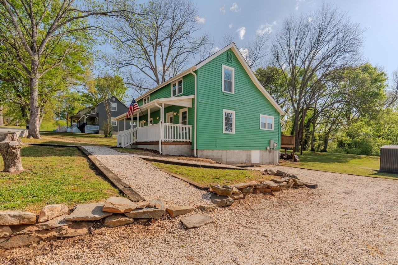 231 Broadway St - Photo 4 of 29