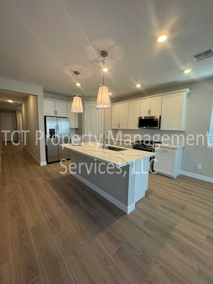 808 W Sparrow Dr - Photo 3 of 22