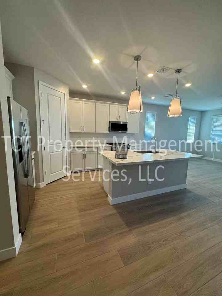 808 W Sparrow Dr - Photo 4 of 22