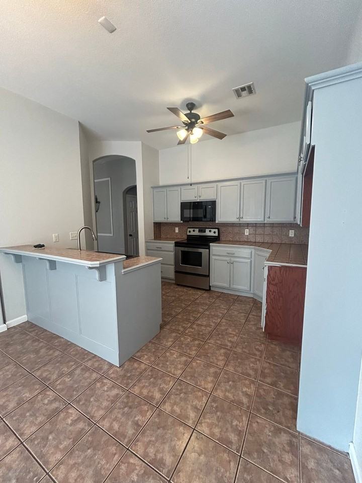 1925 Olde School Rd - Photo 5 of 17