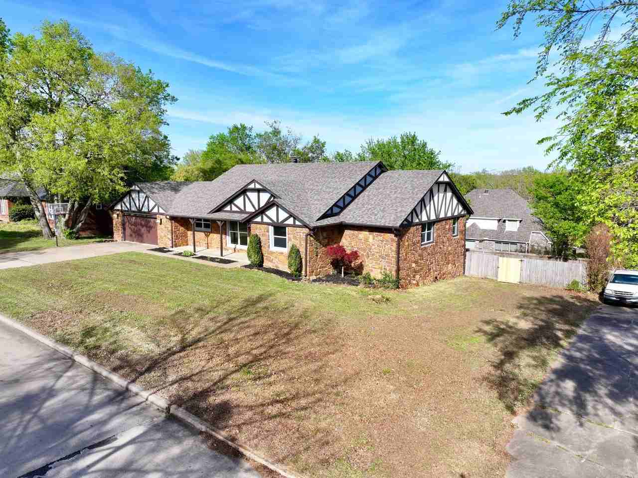 1144 N Faulkner Dr - Photo 2 of 34