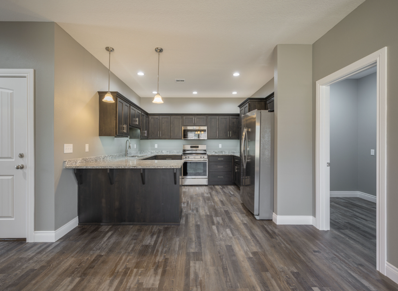 557 Pineview Ln - Photo 3 of 9