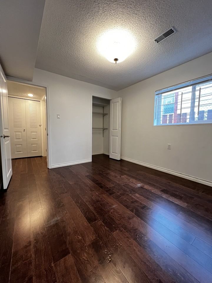 2509 East Pender Street - Photo 3 of 12