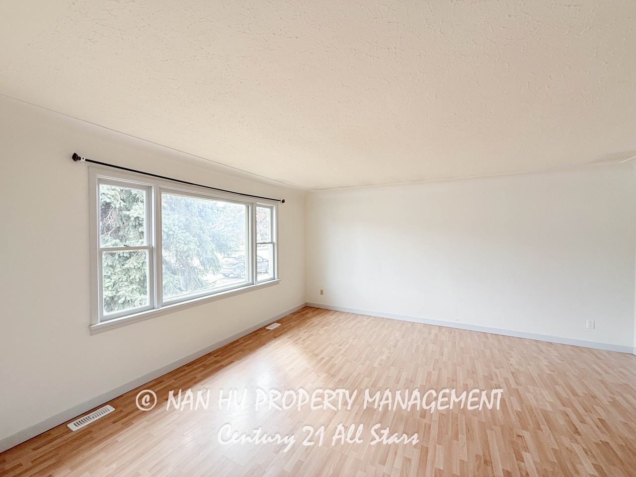 7912 82 Avenue Northwest - Photo 4 of 30