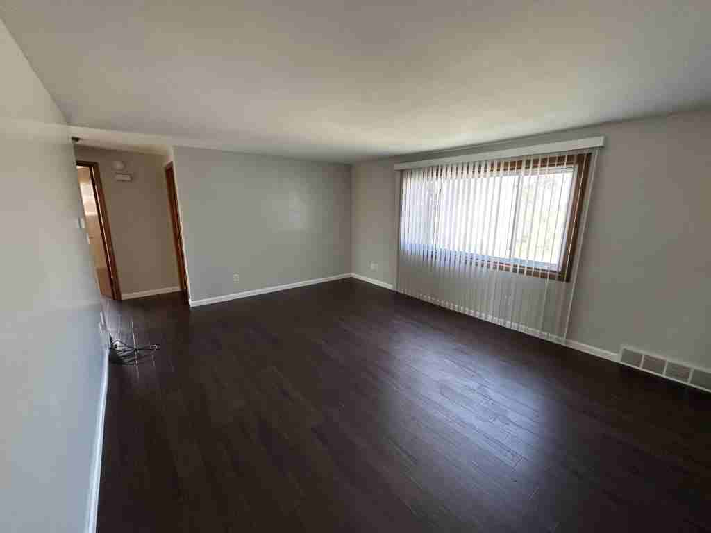 205 Argus Dr - Photo 2 of 5