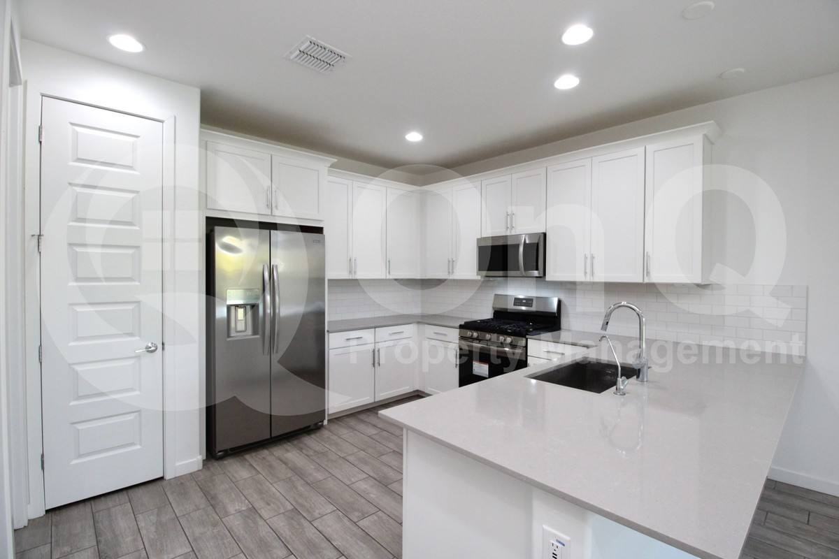 8923 W Solano Dr - Photo 3 of 10