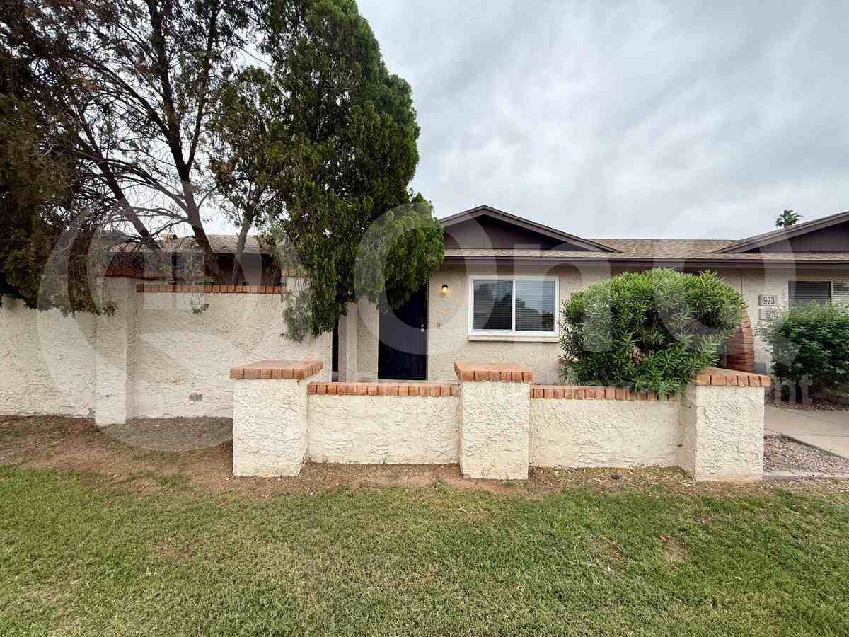 919 W Laguna Dr - Photo 2 of 10