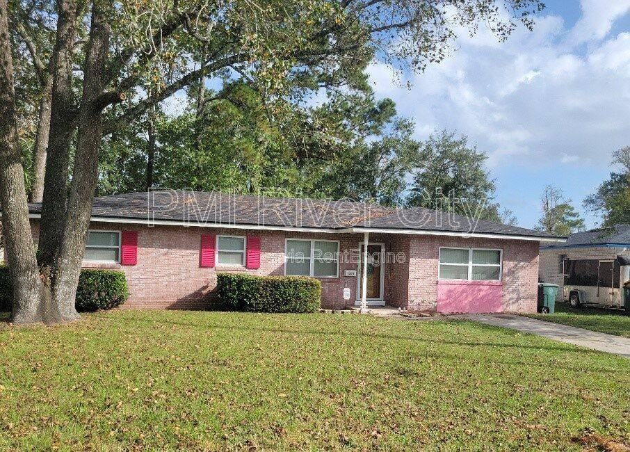 7819 Lisa Dr E - Photo 2 of 10