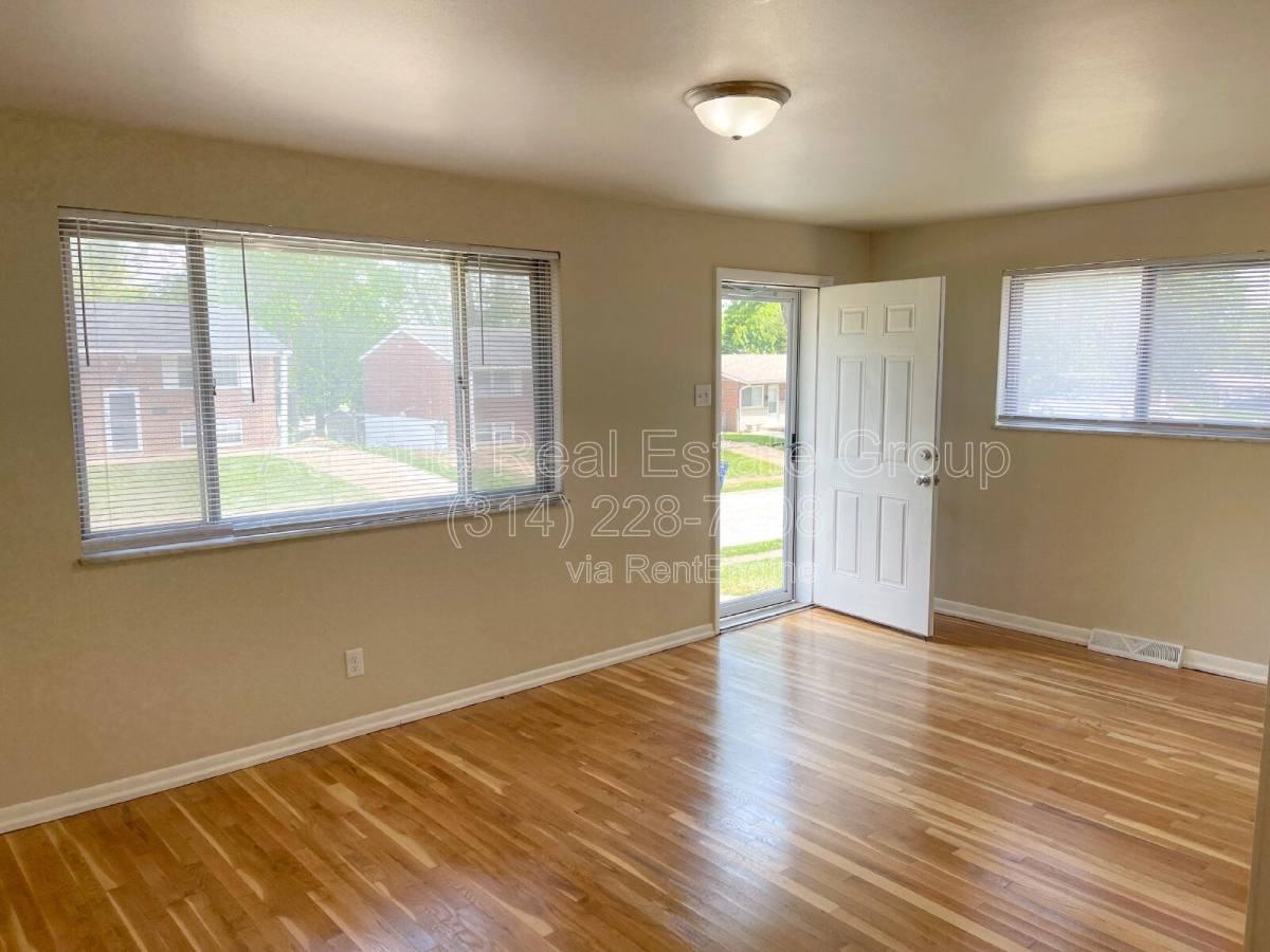 4081 Esseldale Dr - Photo 3 of 10