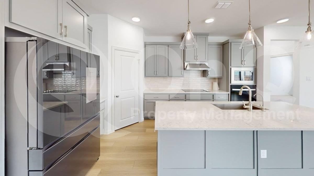 2008 Washington St - Photo 5 of 10