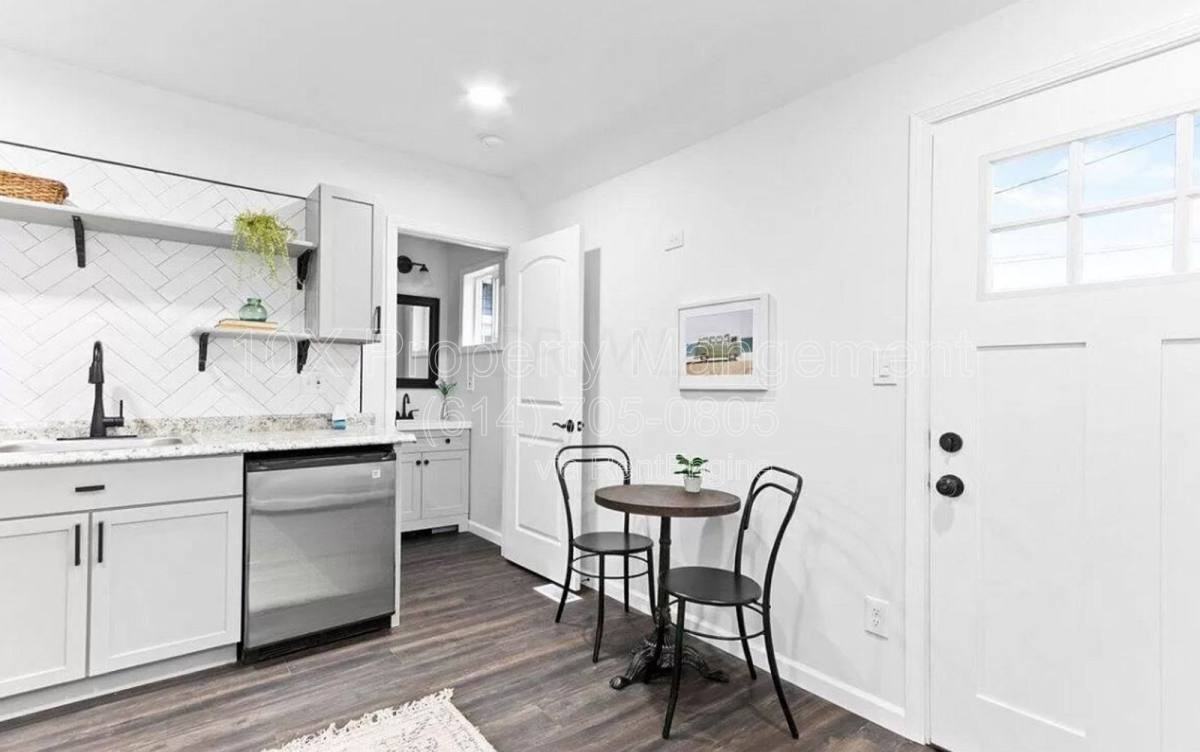 482 Elsmere St #B - Photo 4 of 5