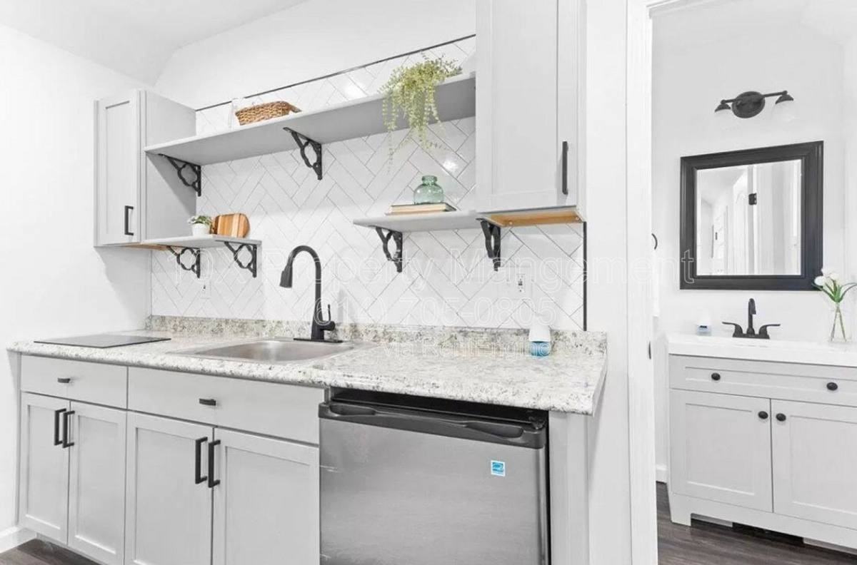 482 Elsmere St #B - Photo 5 of 5