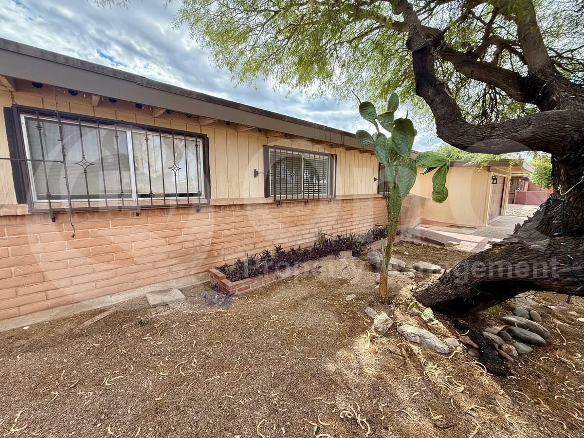 8645 E Bellevue Pl - Photo 3 of 10