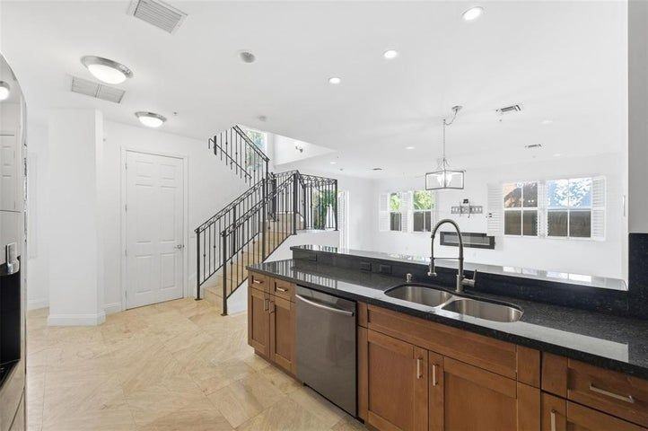 2515 Ne 18th St - Photo 2 of 21